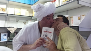 Hubo tiempo para apasionados besos en la Feria del Libro.